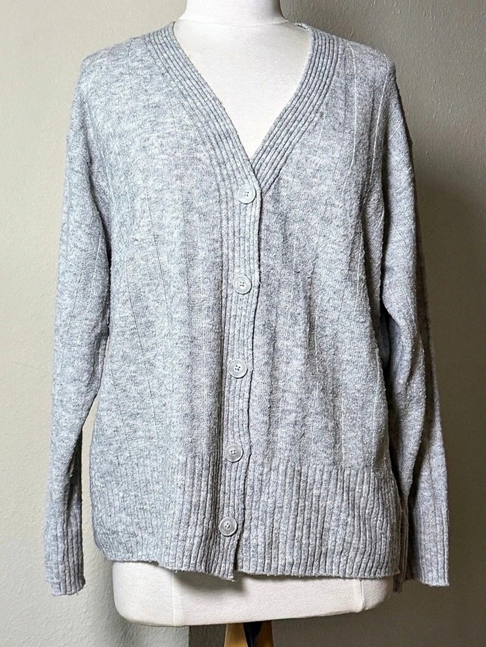 Universal Thread Gray Button Front Cardigan Size Medium Like New